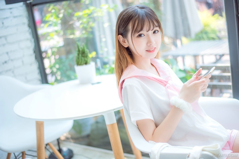 “岳父病了？要不我陪夫人去一趟？”刘璝有些讶然道。